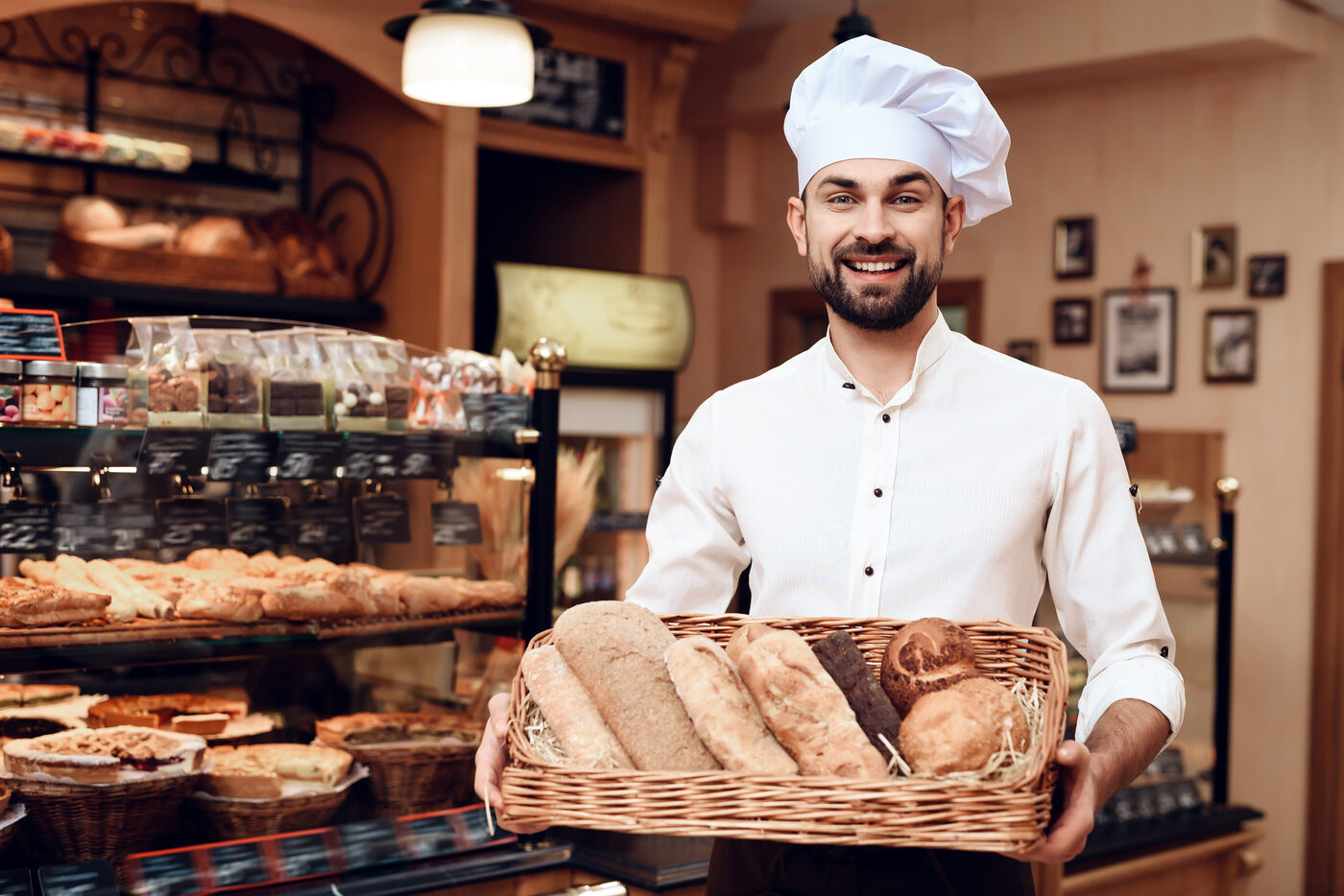 Un boulanger présente sa corbeille de pains