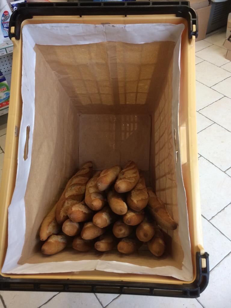 Une manne housée et chargée de pain, dans un fournil
